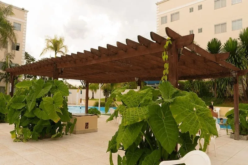 Jardim e piscina do resort