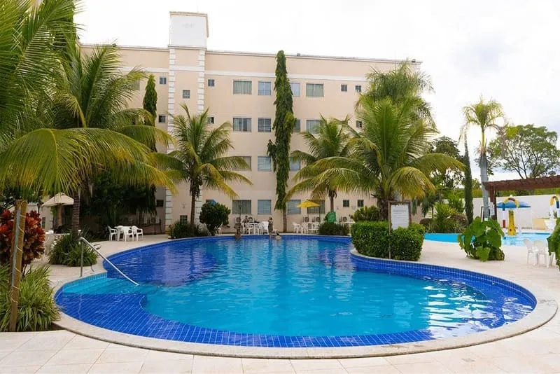 Jardim e piscina do resort