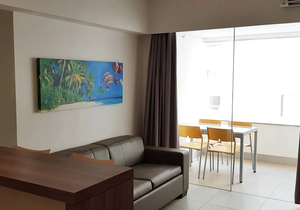 Sala e sacada da suíte