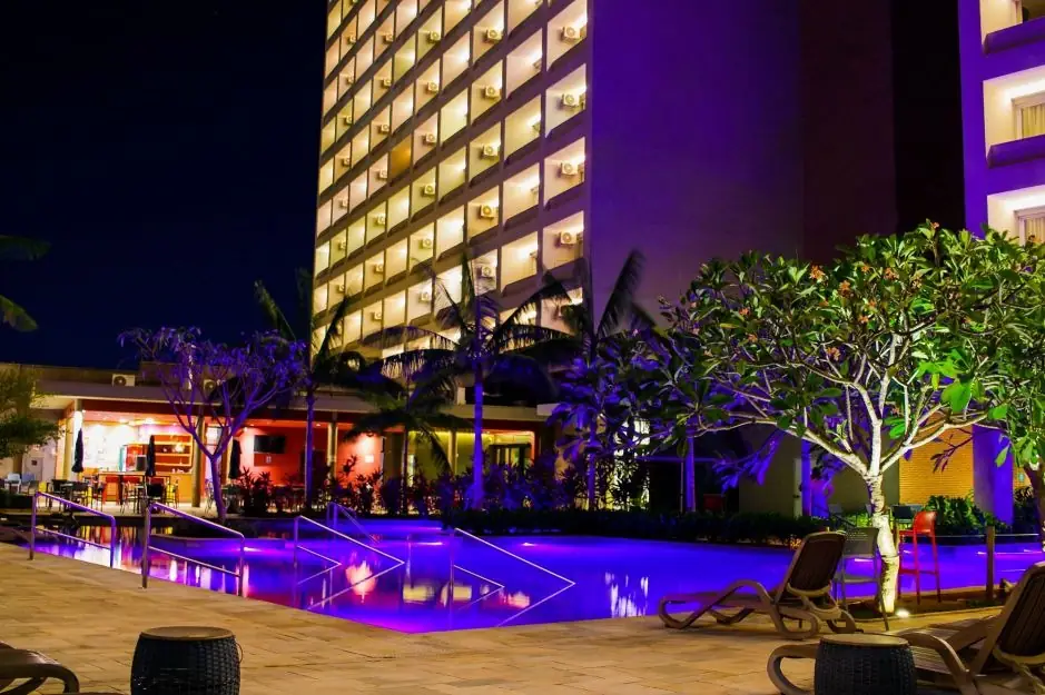 Hot Beach Resort iluminado à noite