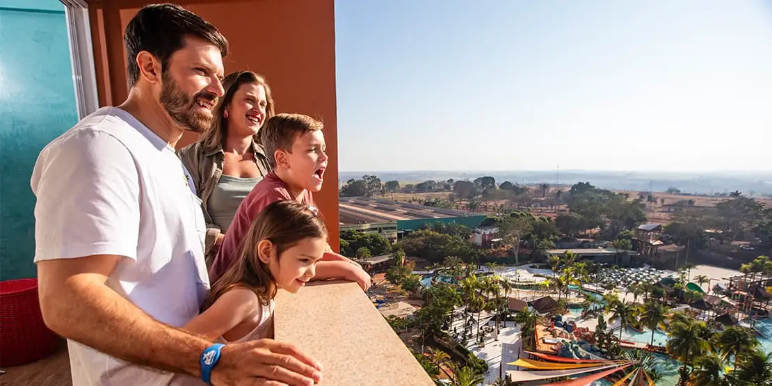 Família observando o complexo do Hot Beach Resort
