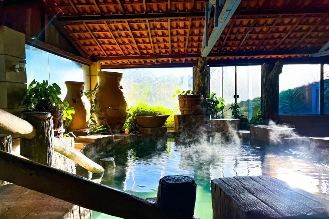 Jardim e piscina do resort
