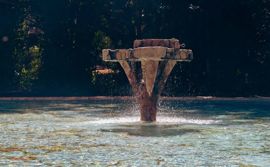 Piscina de águas naturalmente quentes do Eco Chales Rio Quente em meio à natureza