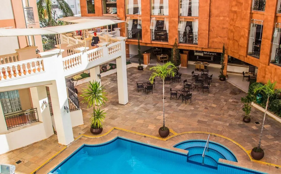 Jardim e piscina do resort