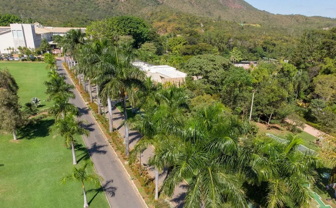 Jardim e piscina do resort