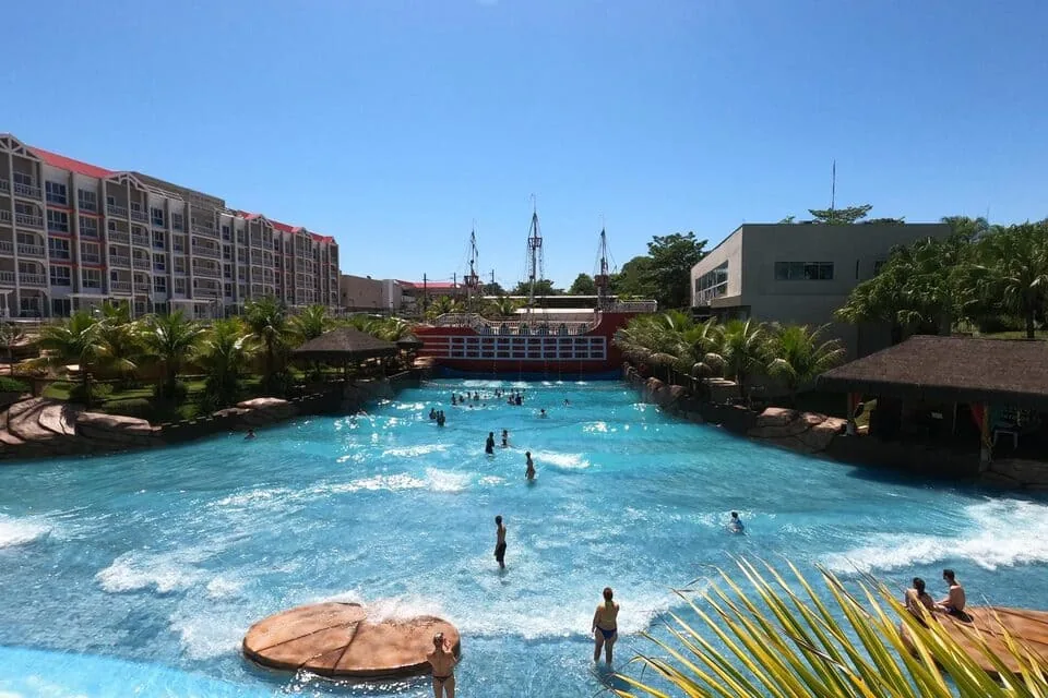 Jardim e piscina do resort